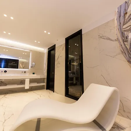 Hotel Unik 4*
